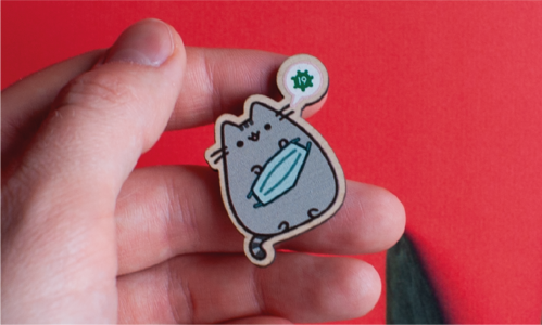 Значок ТК Котик с маской в лапках